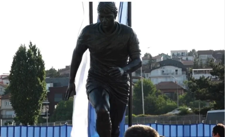 Përurohet shtatorja madhështore e legjendës së futbollit, Fadil Vokrri