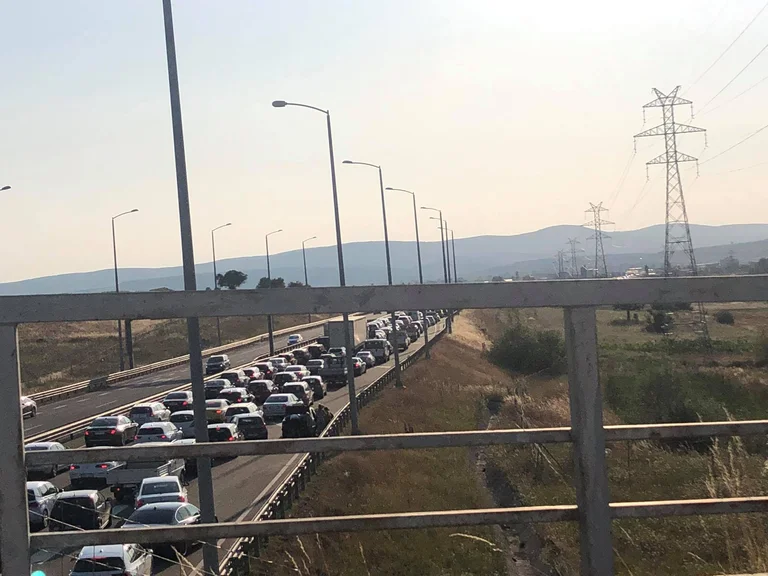 Siehe Spalte am Pristina-Peje Highway am Nachmittag