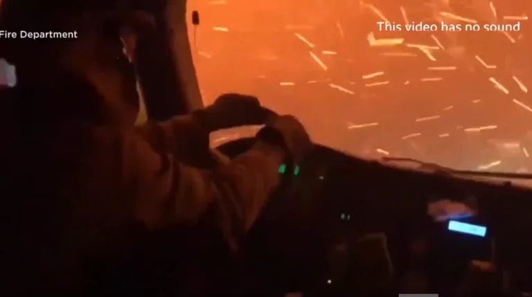 Zjarret në Amerikë: Vozitja e kamionit zjarrfikësi amerikan në zemër të flakëve (Video)