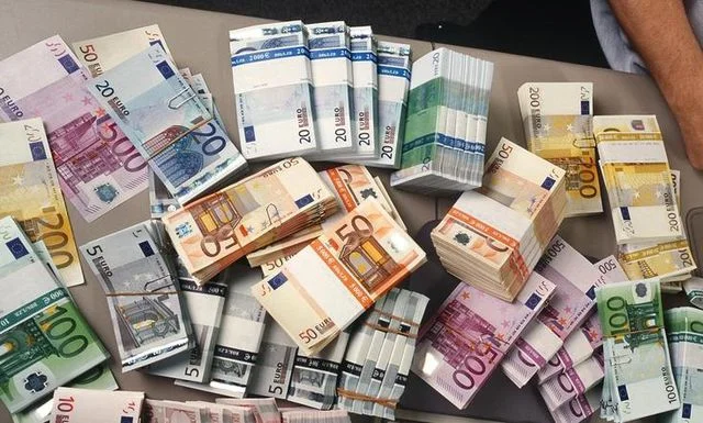 Shqiptarit 56 vjeçar i kapet gjysmë milionë euro të fshehura në veturë