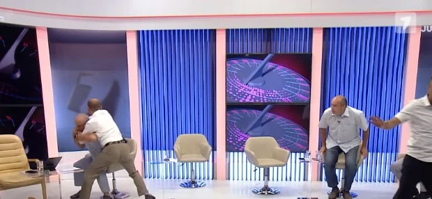 Plas grushti në emision LIVE, ish-zyrtari qeveritar rrihet me anëtarin e partisë