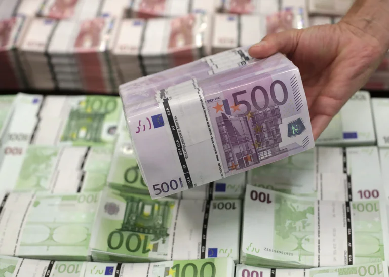 Shqiptari kapet me gati gjysmë milion euro, i kishte fshehur në veturë