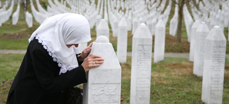 Le déni de génocide de la Bosnie nié et condamné