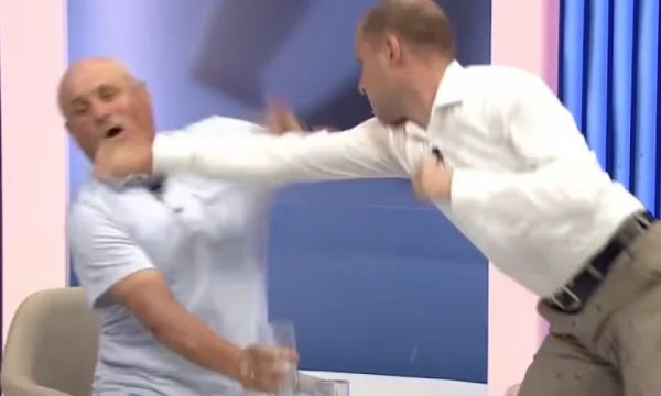 Politikanët rrihen live në emision, pastaj pajtohen (Video)
