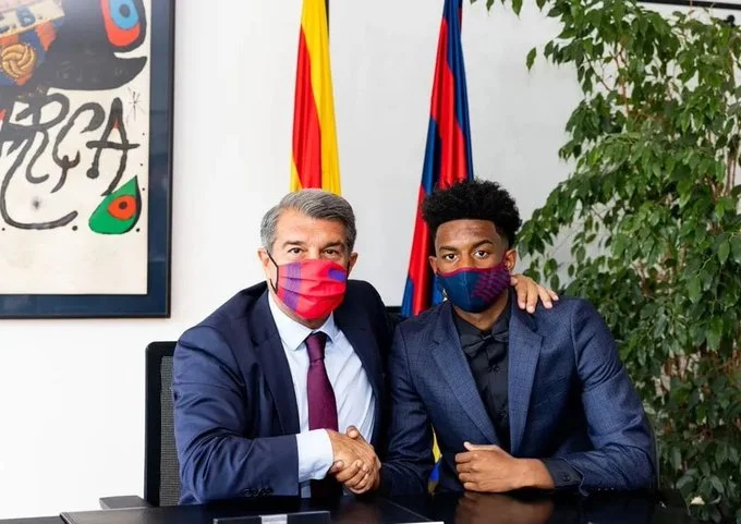 Barcelona i vë klauzolë liruese prej gjysmë miliardi futbollistit të akademisë në kontratën e re
