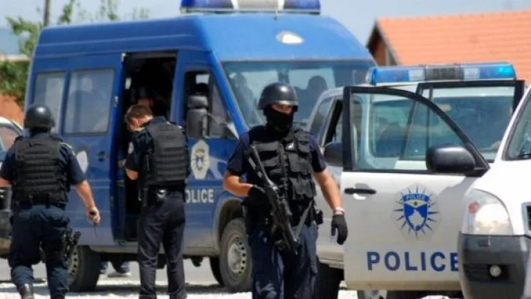 Policia arreston katër persona: I futën 10 mijë dollarë fals në Pejë e Prizreni