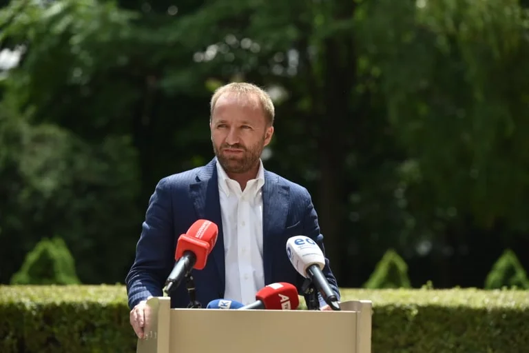 Tahiri: Nuk mjafton pezullimi i taksës për regjistrimin e automjeteve, Qeveria ta anulojë atë