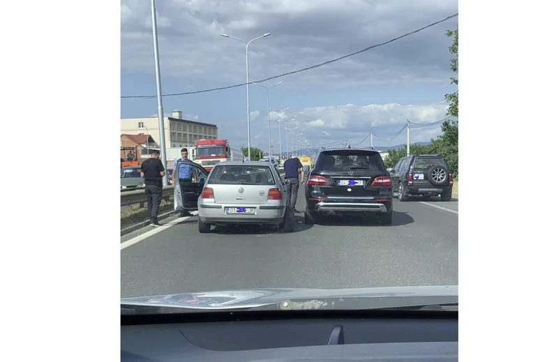 Kolonë kilometërshe në rrugën që fut Dukagjinin e Drenicën në Prishtinë: 04-shi dhe 01-shi përplasen