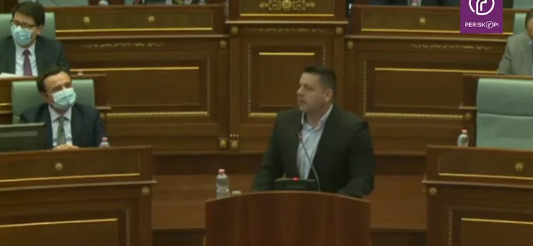 Bekë Berisha thotë se ka pritë që Pecin ta shohë me çizme te bujqit, Kurtit i drejtohet me ‘zotëri Hegel’
