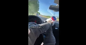 Cualquier límite es aprobado: Alban Riosh conducía el coche con sus pies en la rueda