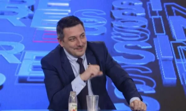 Syla s’përmbahet pasi doli që mërgimtarët ‘flutures’ i kishin marrë veturat me qira: Bojnë shllajfa me ‘Rent a Car’