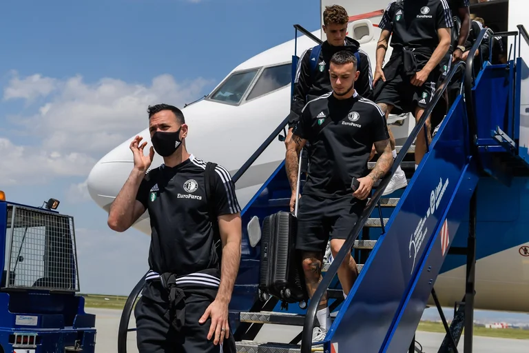 Pamje nga momenti kur Feyenoord zbarkon në aeroportin e Prishtinës para ndeshjes me Dritën