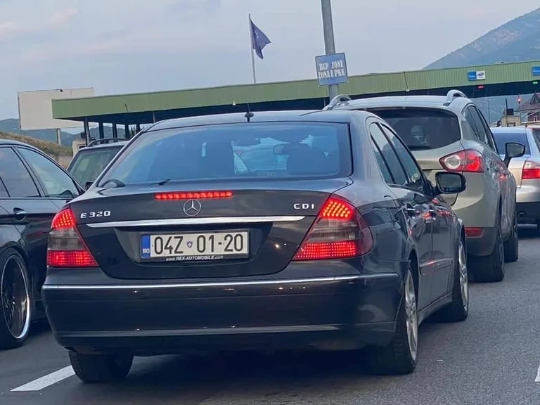 Qytetari fotografon: Drejtori i Haskukës me veturë zyrtare në Shqipëri me familje