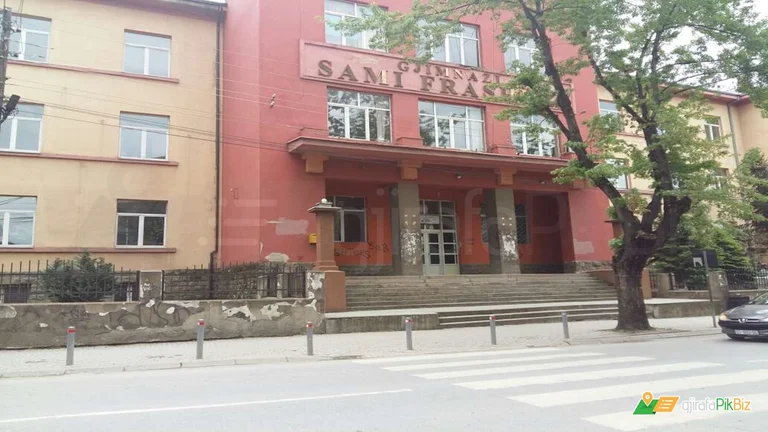 “Kam me ta hjek kryet,” – Babë e bir kërcënojnë dhe kanosin punëtorin teknik te Sami Frashëri