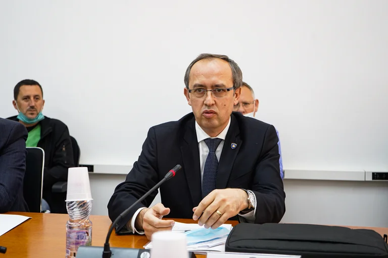 “Mos ia fut kot”, përlahen për rishikimin e buxhetit Hekuran Murati e Avdullah Hoti