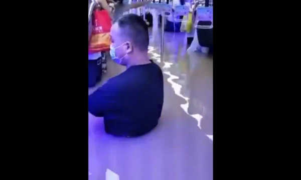 12 viktima të vërshimeve në Kinë, shihni momentin kur treni mbushet me ujë (Video)