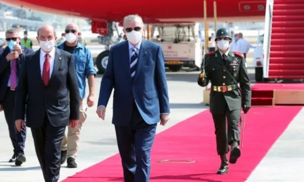 Erdogan viziton Qipron, sulmon “armiqtë e qipriotëve turq”
