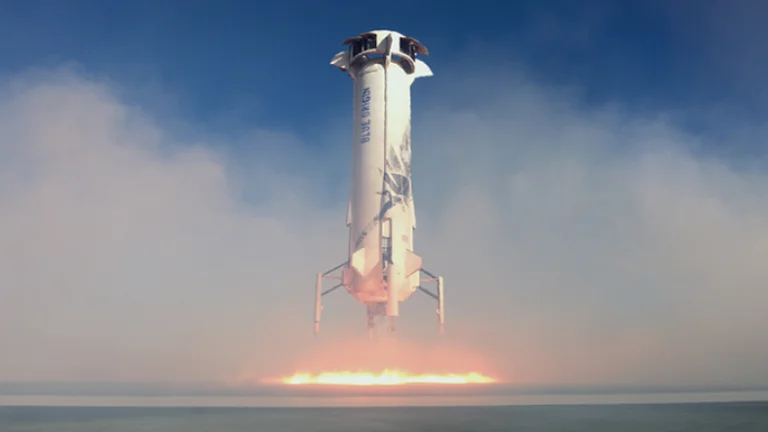 Jeff Bezos dhe ekuipazhi i Blue Origin kthehen në tokë, pas “udhëtimit historik për në hapësirë”