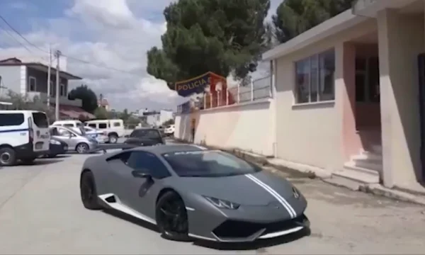 Kosovarët me Lamborghini dhe BMW me shpejtësi marramendëse drejt Vlorës, ikin nga policia