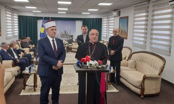 Ipeshkvi Dodë Gjergji uron myftiun Tërnava për Bajram: Të festojmë dhe të lutemi për ata që humbën jetën