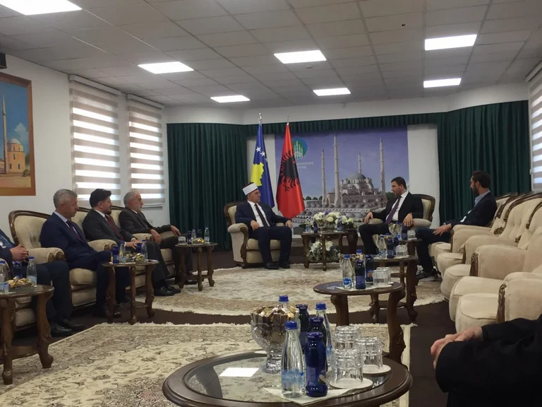 Kryetari i PDK-së shkon te Tërnava, e uron për Bajram