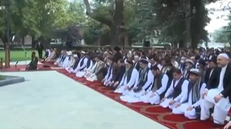 S’ndërpritet namazi: Çasti i sulmit me raketa afër presidencës afgane gjatë faljes së Bajramit