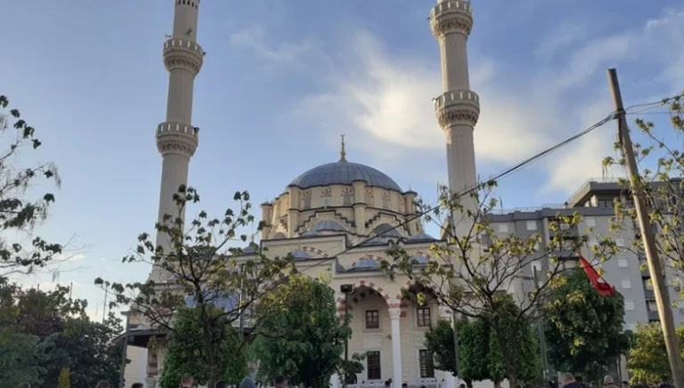 Shtrëngimi i duarve nuk lejohet, masat që u caktuan për faljen e namazit të Bajramit