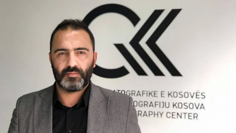 Pas kthimit nga Festivali në Kanë suspendohet si drejtor i QKK-së Arben Zharku: Ky është reagimi i tij