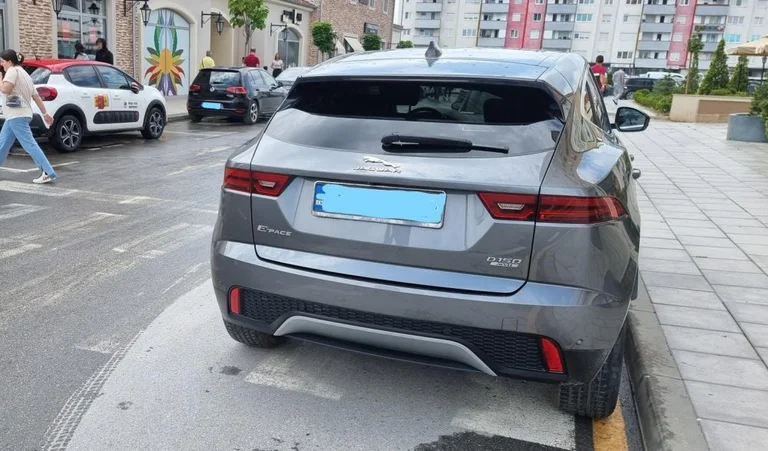 Policia në Ferizaj e gjobit me 30 euro qytetarin me Jaguar: E parkoi në zebra, afër rrethrrotullimit