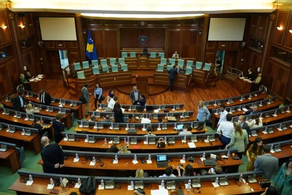 “Hajnat janë në burg”. ‘Çka po bëni ju” – Përplasja mes Hykmete Bajramit dhe Sali Zybës për 2.1 milionëshin