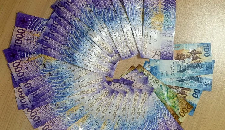 Mediat serbe: Kosovarit i kapen 50 mijë franga që i kishte fshehur në të brendshme