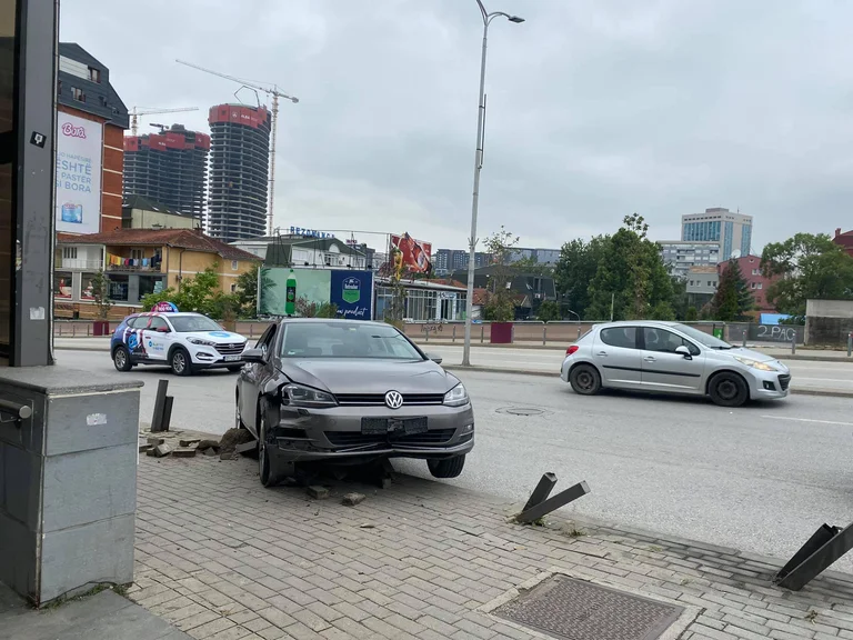 ‚Edhe ti je tu‘ ecë si më së miri në trotuar, dhe të vjen një trim si ky…’
