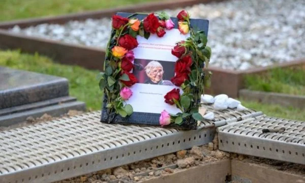 Gruaja që i mbijetoi kampit të vdekjes në Auschwitz u varros në Hamburg