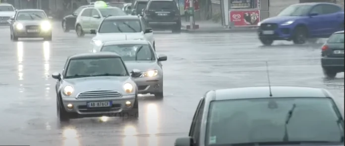 Moti i lë pa njerëz plazhet e Shqipërisë mëmë
