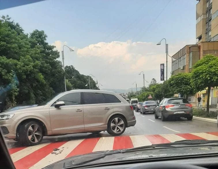 E papranueshme: Mërgimtari zhvesh pallën, kthen veturën në ‘zebra’ dhe në vijë të plotë të dyfishtë (Foto)