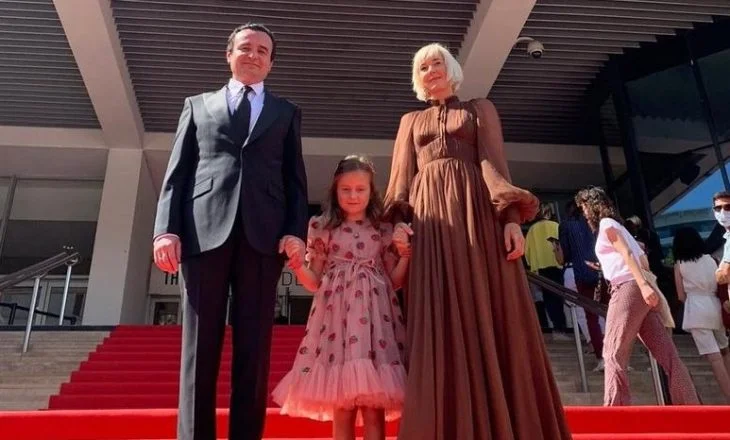 Gazetari nga diaspora bëhet ‘avokat’ i fustaneve të familjes Kurti