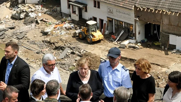 Merkel për përmbytjet: Këto janë “surreale”, gjuha gjermane s’ka fjalë për t’i përshkruar