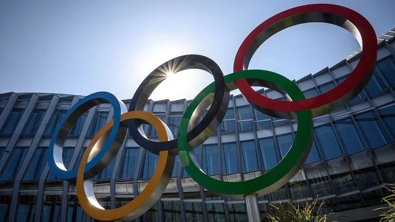 Gjashtë olimpistë në izolim pasi një udhëtar në avion doli pozitiv me Covid-19
