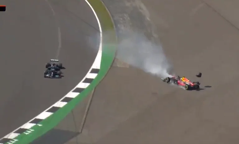 Lewis Hamilton fiton Grand Prixin e Britanisë, pasi e bëri për spital Verstappenin