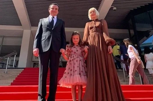 Kurti sot po e shijon luksin me familje, dikur thoshte se do të hetohen ata me pushime e ‘tesha’ të shtrenjta