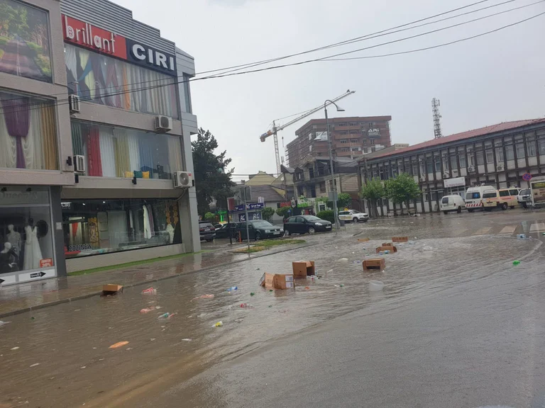 Bllokohet qendra e Gjilanit nga reshjet e mëdha të shiut