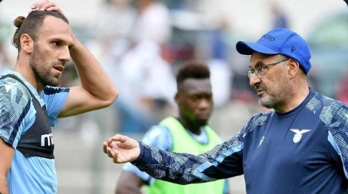 Revoltohet Sarri: Tifozët kritikojnë Muriqin, trajneri ndërpret seancën stërvitore
