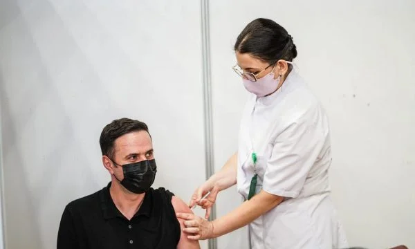 Abdixhiku vaksinohet me AstraZeneca, ka një mesazh për qytetarët