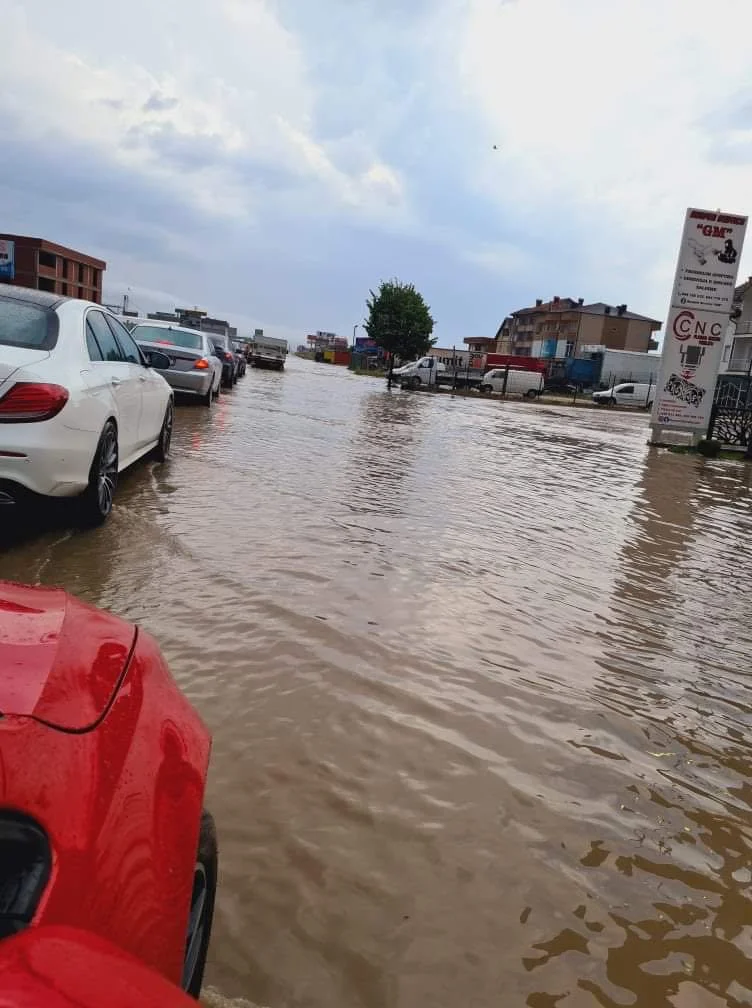 Përmbytje në rrugën Prishtinë-Podujevë, vështirësohet lëvizja e veturave