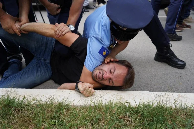 Momenti i arrestimit të Dardan Molliqajt dhe të tjerëve të PSD-së