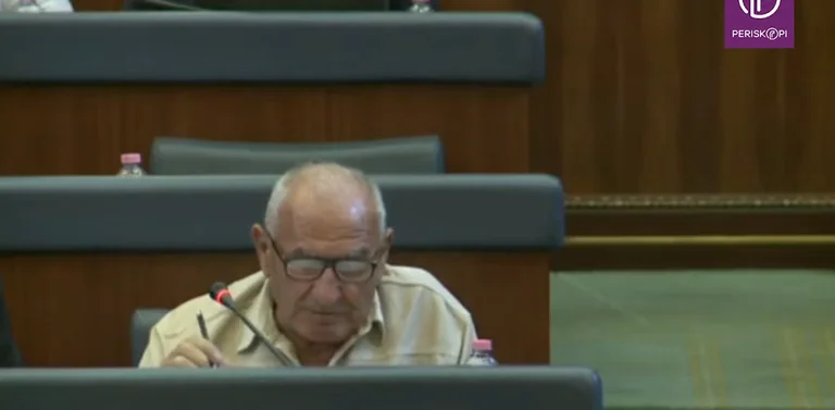 Minutazha: Gani Krasniqi i VV-së ia bën një pyetje Liburn Aliut për ndërtimet ilegale në veri por në gjysmë i ‚shymet‘ mikrofoni