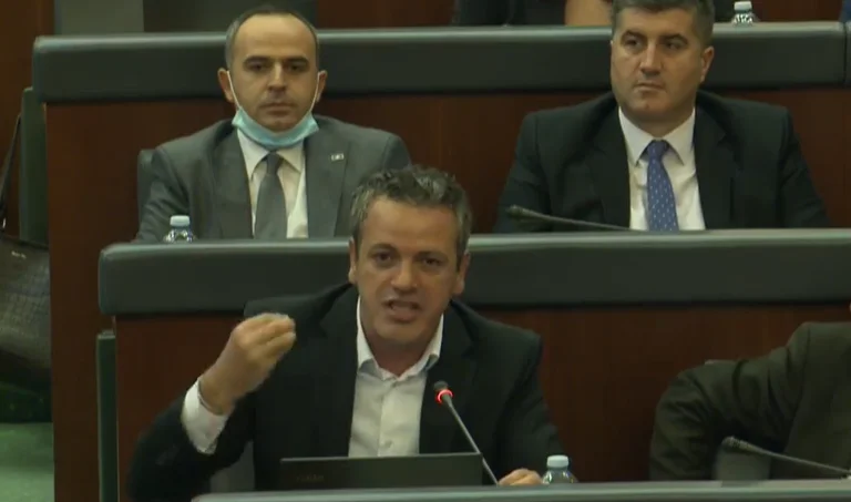 Gashi: 1500 qytetarë të helmuar, Kurti qe 10 ditë në Athinë me familje, me pare t’shtetit, me folë për idetë komuniste