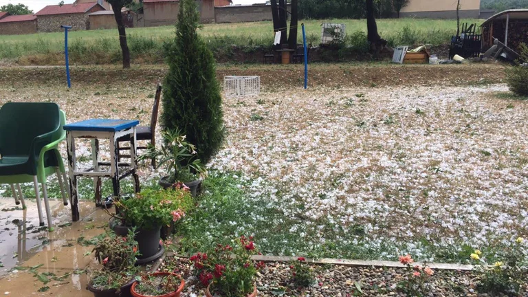 Dy shtëpi në një fshat të Drenasit: Njërën ‘e merr’ shiu, tjetrën e ‘zbardhë’ breshëri (Foto)