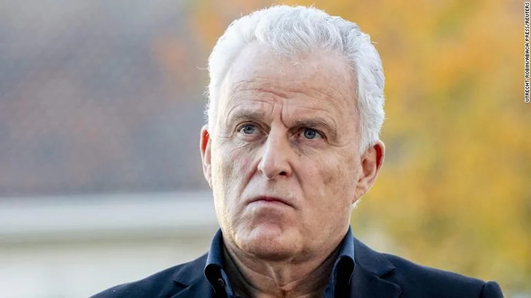 Vdes gazetari holandez i cili u qëllua me armë në kokë