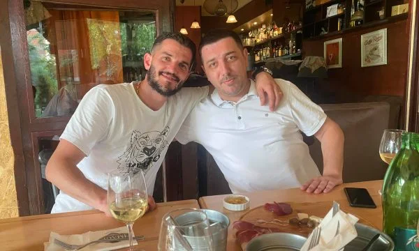 Mërgimtari nga Zvicra e takon Valon Sylën, ia dhuron një palë patika të bardha